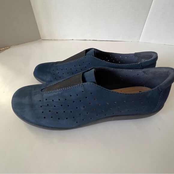 Clarks Womens Soft Cushion Blue Perforated Comfort Slip On Loafers Size 8.5 - Picture 3 of 6
